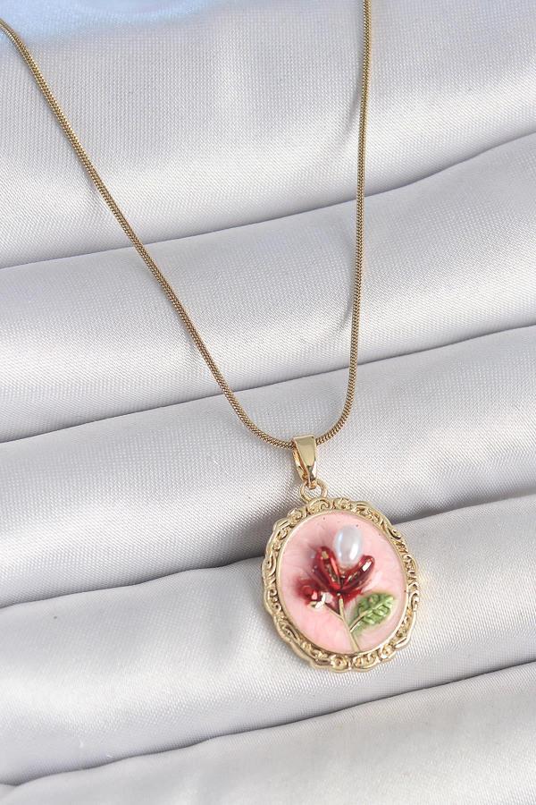 Celira Çelik Gold Renk Zincir Pembe Mineli İncili Çiçek İşlemeli Portre Model Kadın Kolye - Image 1