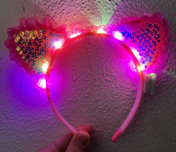 Kenarları Dantelli Fuşya Pullu Payetli Led Işıklı Kedi Kulak Taç 17x19 Cm - Image 1