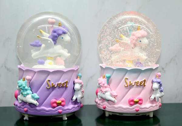 Unicorn İçi Dönmeli Püskürtmeli Işıklı Müzikli Kar Küresi Büyük Boy Alk3040 - Image 1