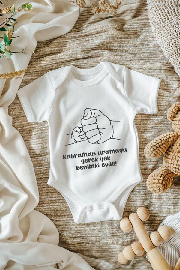 Tufi Baby %100 Pamuk Kısa Kollu Kahraman Arama Desenli Çıtçıtlı Bebek Body Zıbın Beyaz - Image 1