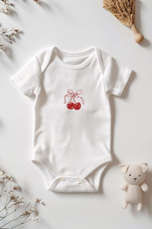 Tufi Baby %100 Pamuk Kurdeleli Kiraz Desenli Çıtçıtlı Bebek Body Zıbın Beyaz - Image 1