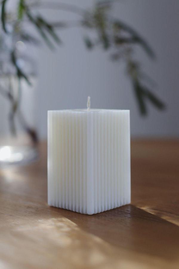 CageartStudio Dekoratif Desenli Kare Kokulu Mum - Brooklyn Kokulu Vegan Soya Wax Mumu 1 Adet Beyaz 8.5 X 5 Cm - Image 1