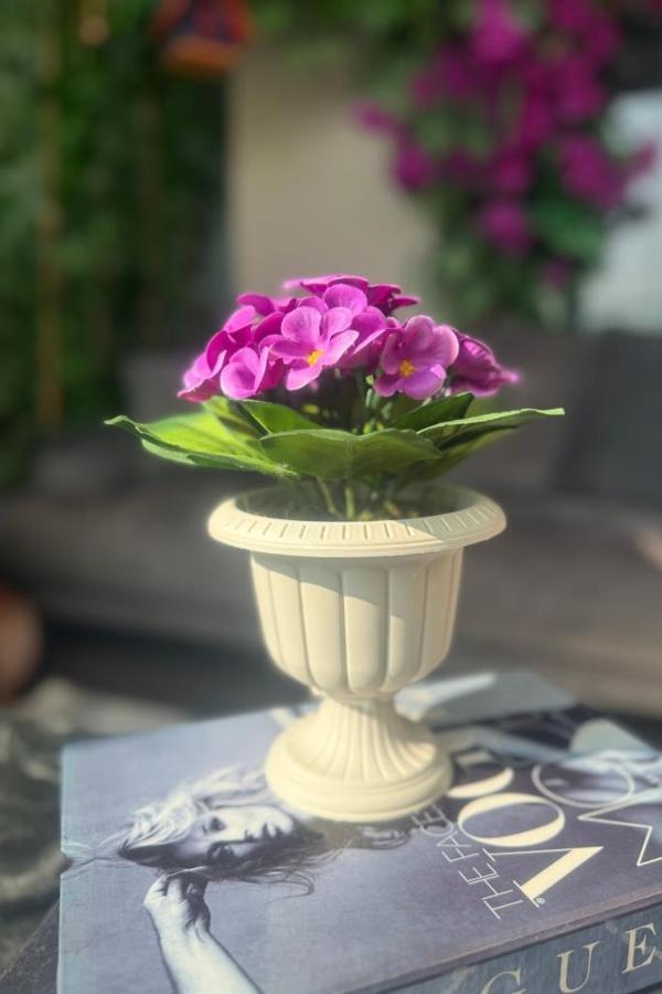 Yapay Çiçek Krem Antik Saksıda Mor Kadife Menekşe Gerçekçi Doku 22cm - Image 1