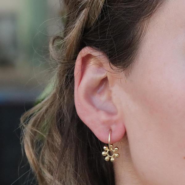 Mini Çiçek Modeli Gold Kaplama Gümüş Küpe - Image 1