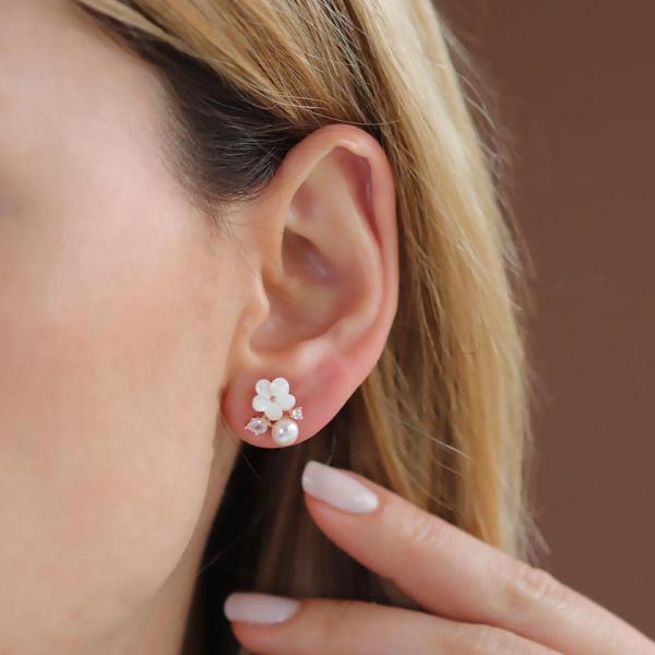 Zambak Çiçeği İncili Rose Gold Kaplama Gümüş Küpe - Image 1