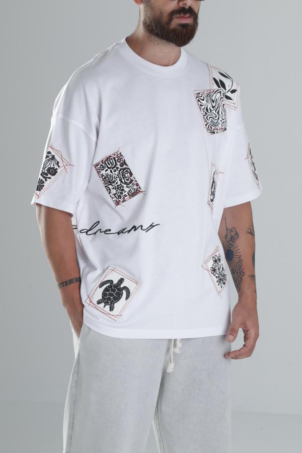 Yama Desenli Beyaz Tasarım T-Shirt - Image 1