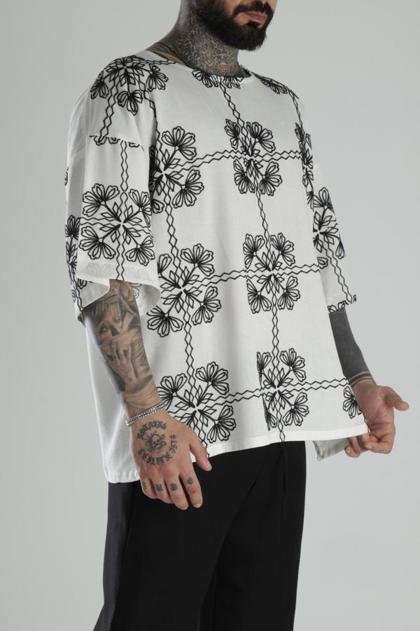 Siyah Nakış İşlemeli Oversize T-Shirt - Image 1