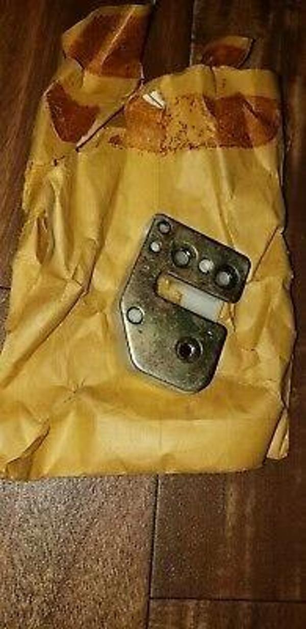 Renault R. 9 88- Kapı Kilit Karşılığı Sağ  (Oem No:7700756701) - Image 1