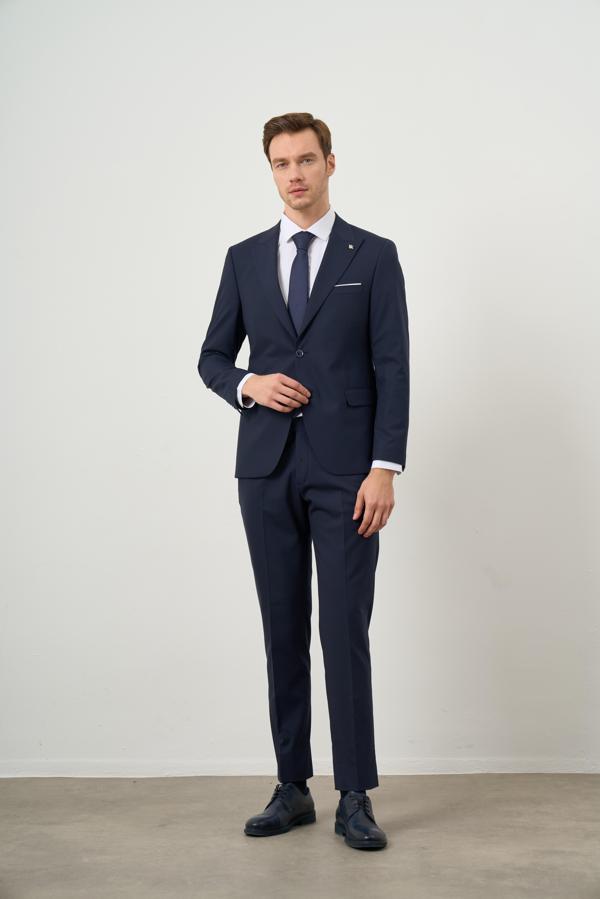  Erkek Lacivert Yünlü Platinium Düz Desen Slim Fit Sivri Yaka Takım Elbise - Image 1