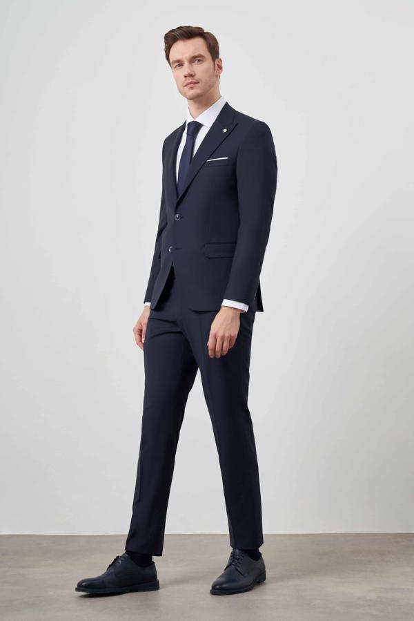  Erkek Lacivert Yünlü Platinium Düz Desen Slim Fit Sivri Yaka Takım Elbise - Image 1