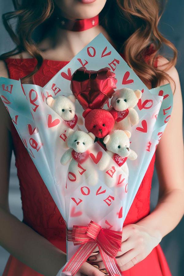 Premium Kalp Balonlu LOVE Temalı Kırmızı- Beyaz Peluş Ayıcık Buketi - Image 1