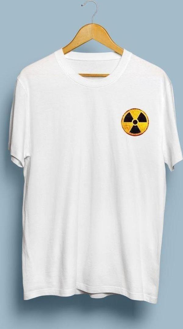 Oversize Radyoaktif Nükleer Tehlike tasarım Cep logo unisex T-shirt - Image 1