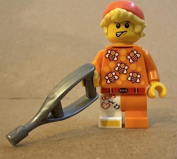 Orjinal Lego Minifigür Leg in Cast bee tshirt - Image 1