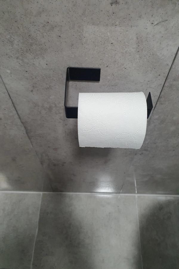 Banyo Dekoru için Vidalı Yapışkanlı Mat Siyah Tuvalet Kağıdı Tutucu - Image 1