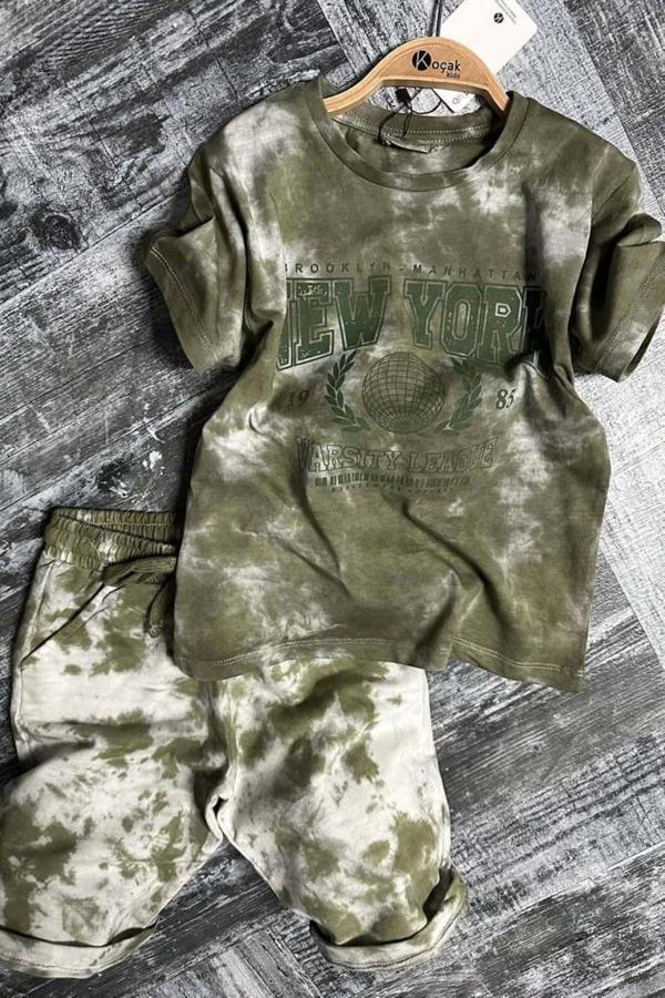 Erkek Çocuk New York Yazı Baskı ve Batık Desenli Penye T-Shirt Yeşil Şortlu Takım - Image 1