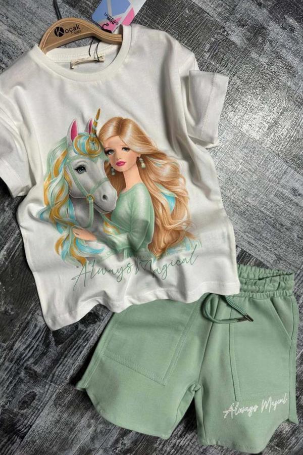 Kız Çocuk Üzeri Digital Bebek ve At Baskılı Penye T-Shirt Yeşil Şortlu Takım - Image 1