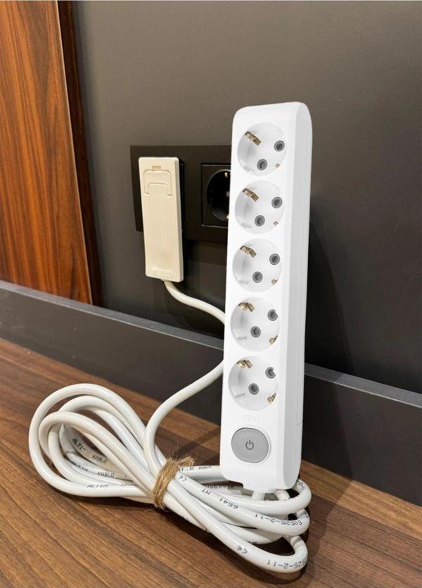Viko Ultra İnce Fişli Uzatma Kablosu 5’li Anahtarlı (1.5m) – Dar Alanlar İçin Pratik Çözüm - Image 1