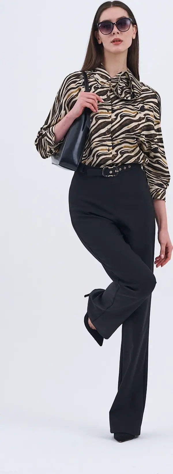 Trend Kadın Yeni İkili Takım Siyah Pantolon ve Zebra Desenli Bluz - Image 1