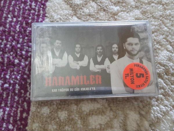 Haramiler -Kar Yağıyor Bugün Ankara'Ya Cam Baskı Jelatinli Kaset - Image 1