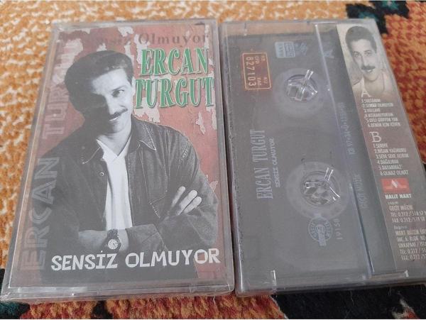 Ercan Turgut- Sensiz Olmuyor Jelatinli Cam Baskı Kaset - Image 1