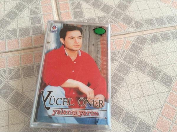  Yücel Öner -Yalancı Yarım Cam Baskı Jelatinli Kaset - Image 1
