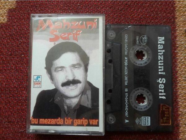 Aşık Mahzuni Şerif- Bu Mezarda Bir Garip Var Cam Baskı Ambalajında Kaset - Image 1