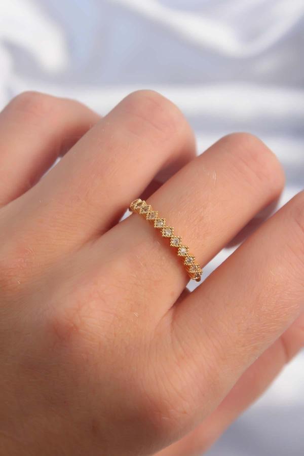 Pirinç Altın Renk Minimal Sıralı Zirkon Taşlı Ayarlanabilir Yüzük - Image 1