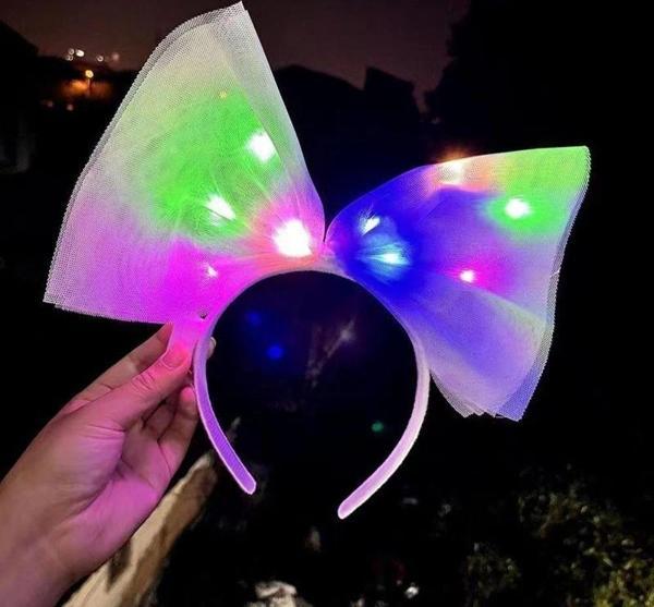 Çocuk Rengarenk Led Işıklı Fiyonk Şekilli Tül Parti Tacı Beyaz Renk 25x25 cm - Image 1