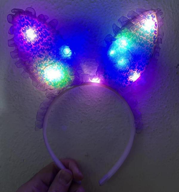 Çocuk   Kenarları Dantelli Mor Pullu Payetli Led Işıklı Tavşan Kulak Taç 23x19 cm - Image 1