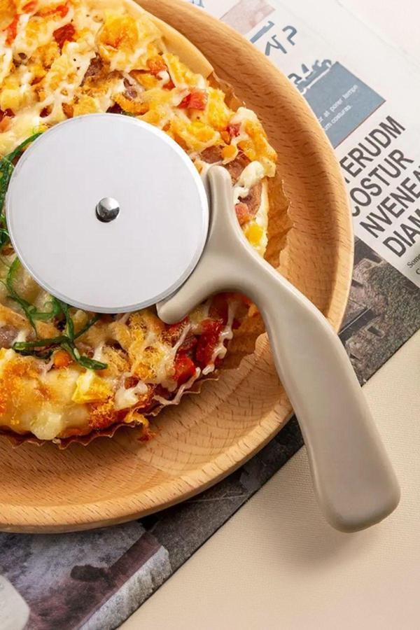 Mobee Plastik Saplı Çelik Pizza Hamur Mantı Börek Kesme Ruleti Pratik Pizza Kesici Dilimleyici Rulet - Image 1