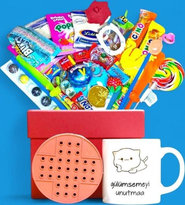 Zamana Direnen Hediyeler! Nostalji Temalı Kırmızı Hediye Kutusu ve Gülümsemeyi Unutma Baskılı Kupa Bardak - Image 1