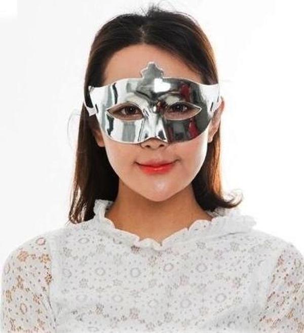 Gümüş Renk Kostüm Partisi Ekstra Parlak Balo Maskesi 15x10 Cm - Image 1