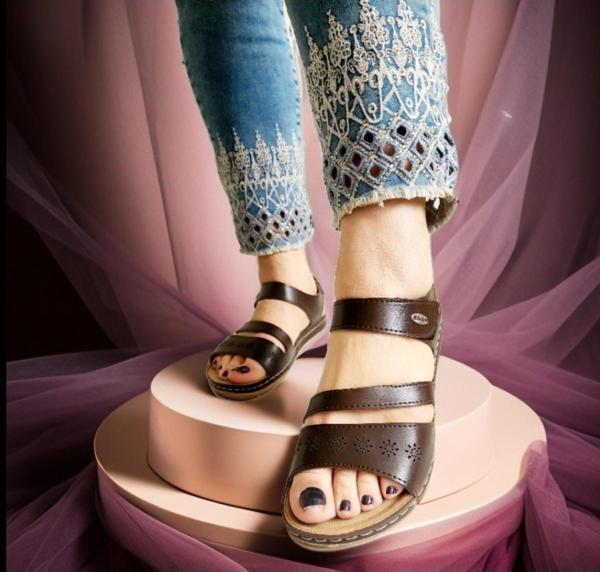 Esem Kadın Günlük Cırtlı Ayarlanabilir Çiçek Motifli Sandalet - Image 1