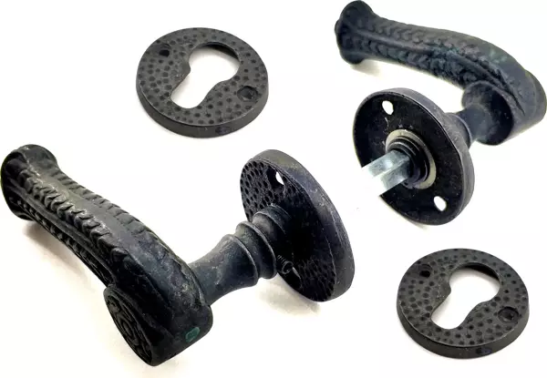 Antika Tarz Dekoratif Pirinç Rozetli Oda Kapı Kolu - 49 mm, Oksit - Image 1