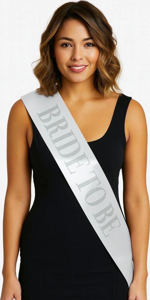 Beyaz Saten Üzerine Kalın Gümüş Yazılı Bride To Be Kuşağı - Image 1