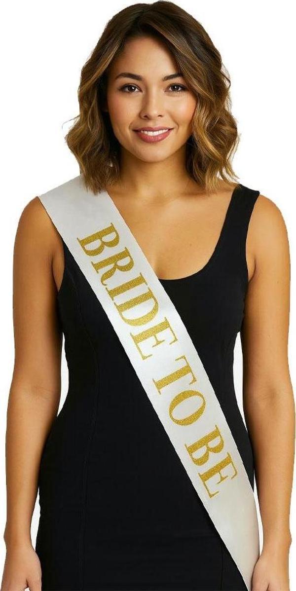 Beyaz Saten Üzerine Kalın Altın Yazılı Bride To Be Kuşağı - Image 1