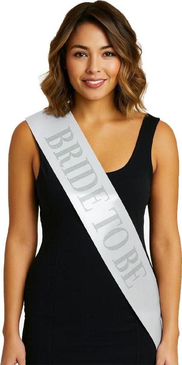 Beyaz Saten Üzerine Kalın Gümüş Yazılı Bride To Be Kuşağı - Image 1