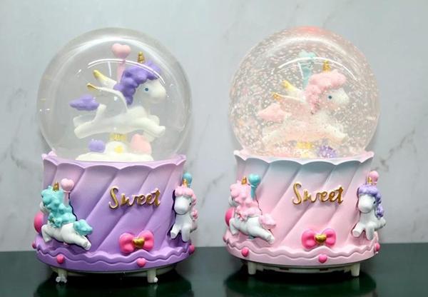 Unicorn İçi Dönmeli Püskürtmeli Işıklı Müzikli Kar Küresi Büyük Boy - Image 1