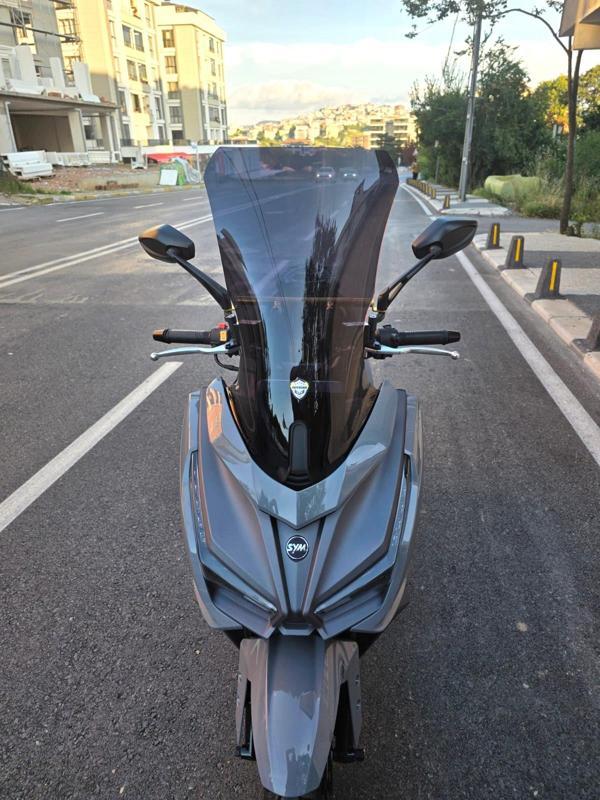 MOTOCAM Sym JET 14 EVO 200 PLUS Siperlik Ön Cam 2023-2025 Model 58cm Siyah Renkli 4mm - Image 1