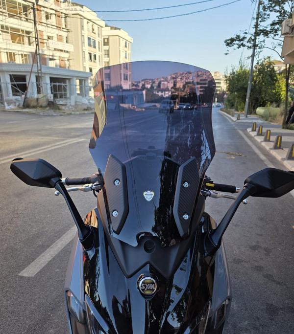 MOTOCAM Sym Maxsym TL 500-508 Siperlik Ön Cam 2022-2025 Model 65cm Siyah Renkli 4mm - Image 1