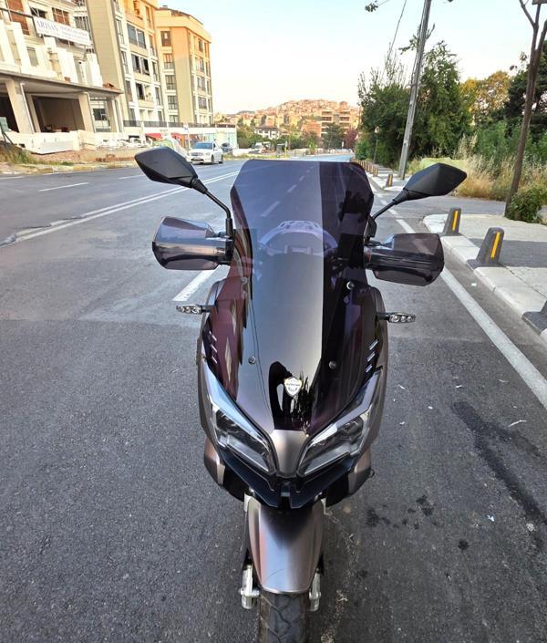 MOTOCAM RKS Reale 125 Siperlik Ön Cam 2023-2025 Model 55cm Siyah Renkli 4mm KISA SPOR CAM - Image 1