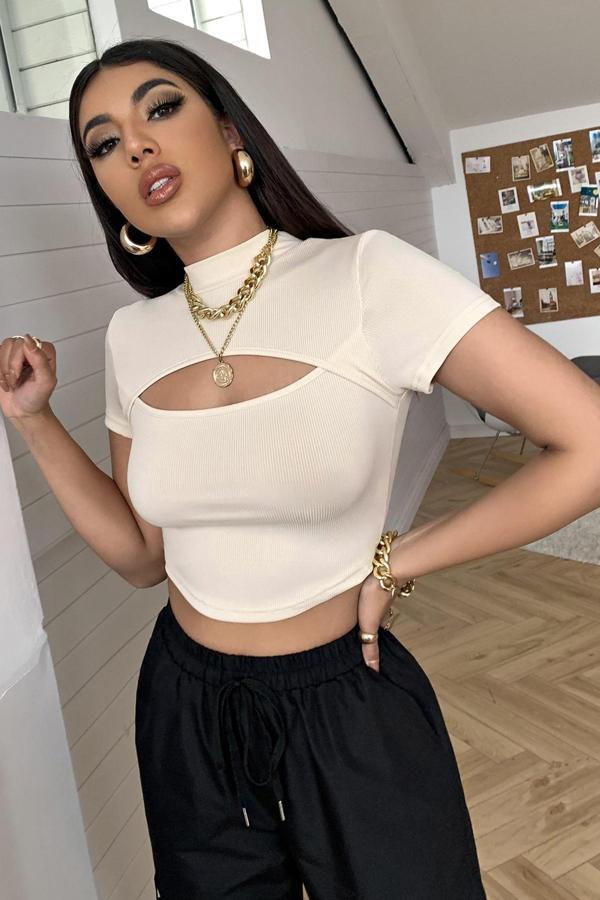 Kadın Ekru Göğüs Dekolteli Yarım Kollu Cut Out Crop Top Bluz - Image 1