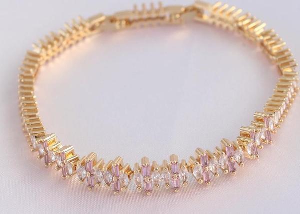 Vip Seri Pirinç Pembe Zirkon Taşlı Gold Renk Baget Model Bileklik - Image 1