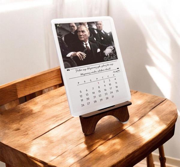 2026 Takvim - Mustafa Kemal Atatürk Fotoğraflı Standlı Masaüstü Takvim- Ahşap Telefon Tutucu - Image 1