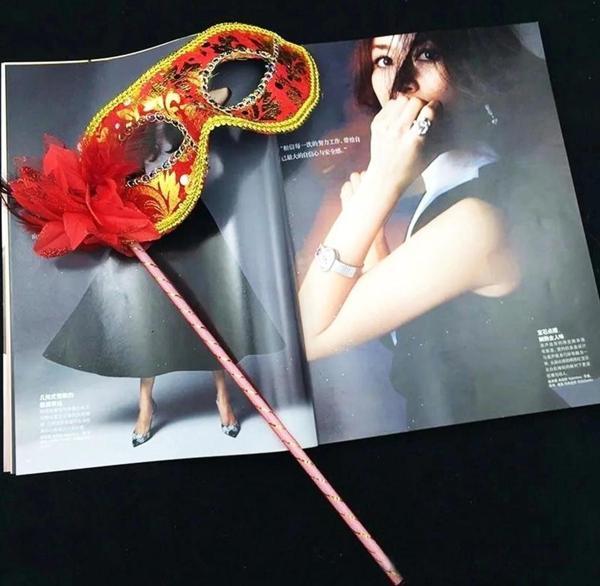 Lüks Taşlı Saplı Maskeli Balo Maskesi Kırmızı Renk 35 Cm - Image 1