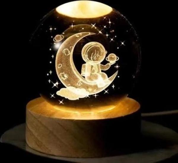 Dekoratif Ay Üstünde Astronot Tasarımlı Ahşap Altlıklı Işıklı Cam Küre 8cm Büyük Boy - Image 1