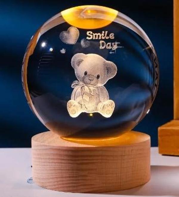 Dekoratif Ayıcık Tasarımlı Ahşap Altlıklı Işıklı Cam Küre Büyük Boy Cam:8cm Ahşap:2cm - Image 1