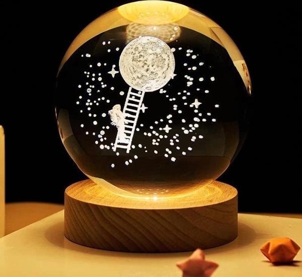 Dekoratif Merdiven Astronot Tasarımlı Ahşap Altlıklı Işıklı Cam Küre Büyük Boy Cam:8cm Ahşap:2cm - Image 1