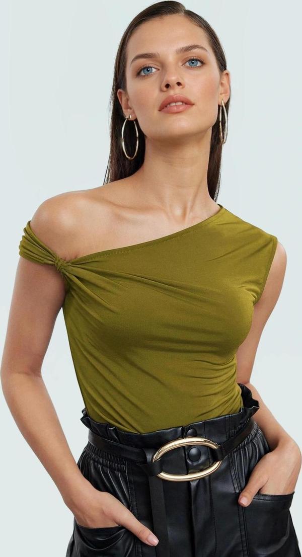 Şık Asimetrik Yaka Kolsuz Örme Bluz Fitted Kalıp Özel Tasarım Seçkin Malzeme - Image 1