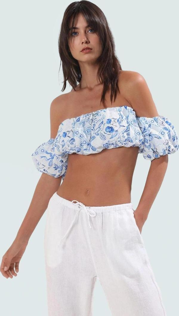 Yazlık Çok Çiçek Desenli Pamuk Bluz Kolsuz Carmen Yaka Rahat Kullanım Zarifane Tasarım - Image 1